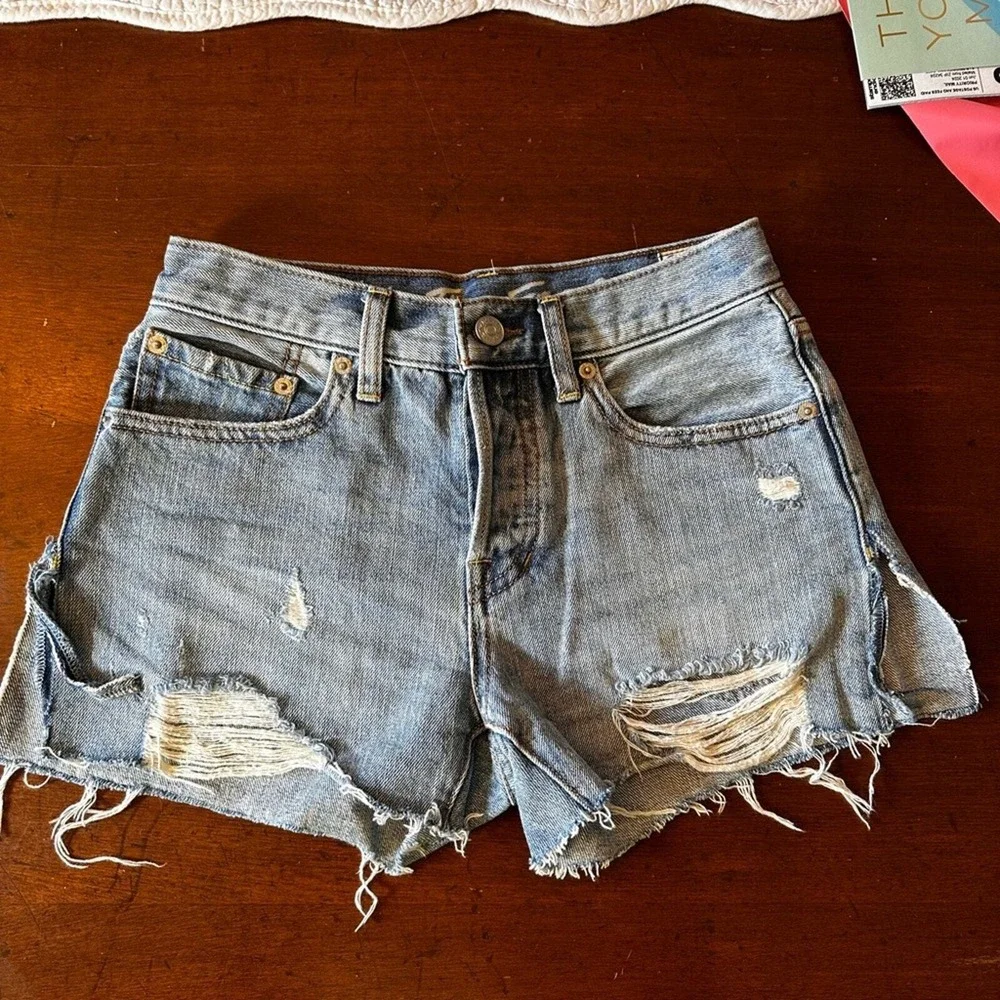 We The Free NWOT‎ Distressed Denim Cutoff Shorts Light Wash Button Fly Raw Hem